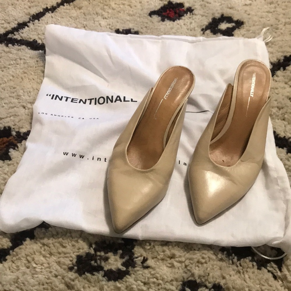Intentionally Blank size 9 Per mules in nude